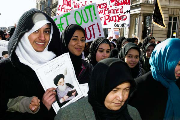 Muslims oppose Samarra bombing. © 2006, Peter Marshall