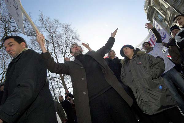 Muslims oppose Samarra bombing. © 2006, Peter Marshall