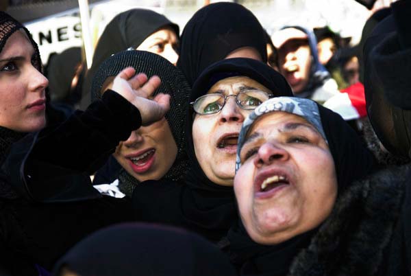 Muslims oppose Samarra bombing. © 2006, Peter Marshall