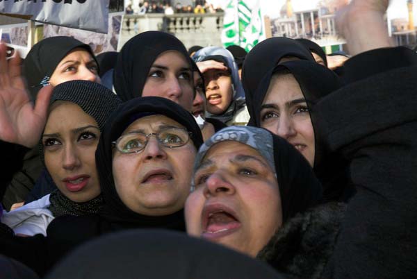 Muslims oppose Samarra bombing. © 2006, Peter Marshall