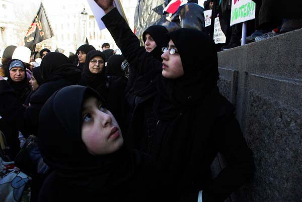 Muslims oppose Samarra bombing. © 2006, Peter Marshall