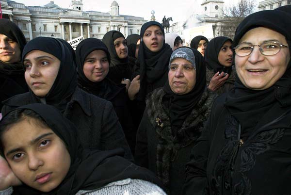 Muslims oppose Samarra bombing. © 2006, Peter Marshall