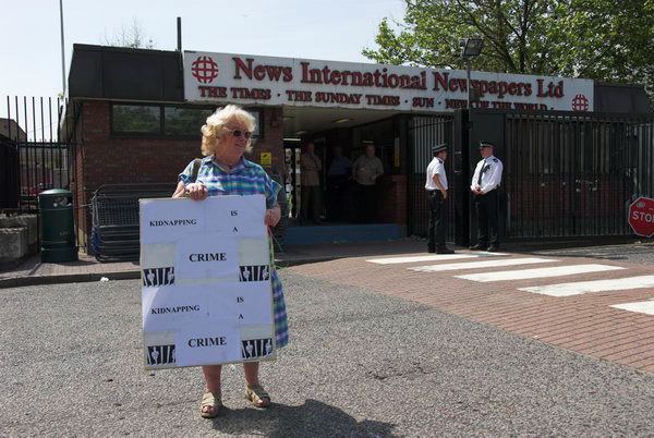 No Borders protest at Wapping. © 2006, Peter Marshall