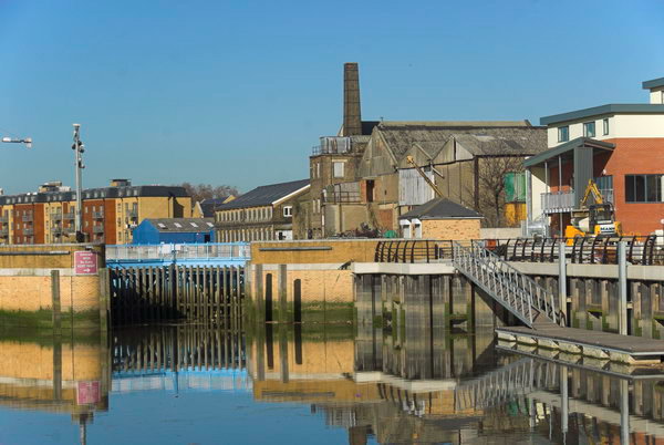 Barking & River Roding © 2007, Peter Marshall